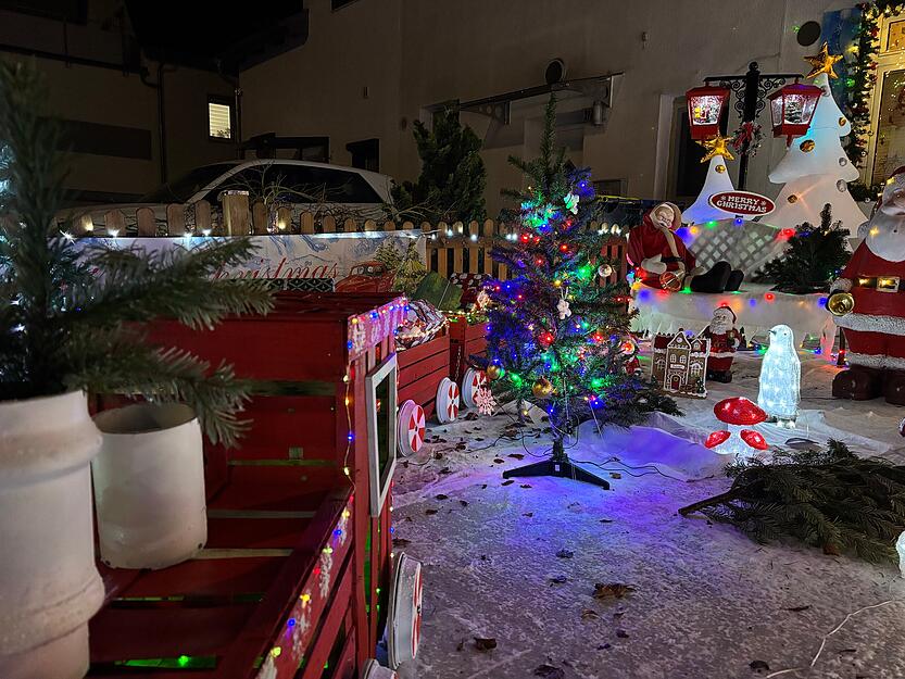 Manche Schaustücke stellt Hobbyhandwerker Mario selber her. So auch diesen mit Geschenken beladenen Zug. Manche Geschenke seien im letzten Jahr aber geklaut worden, meint Diana. Selbstverständlich seien diese aber leer.