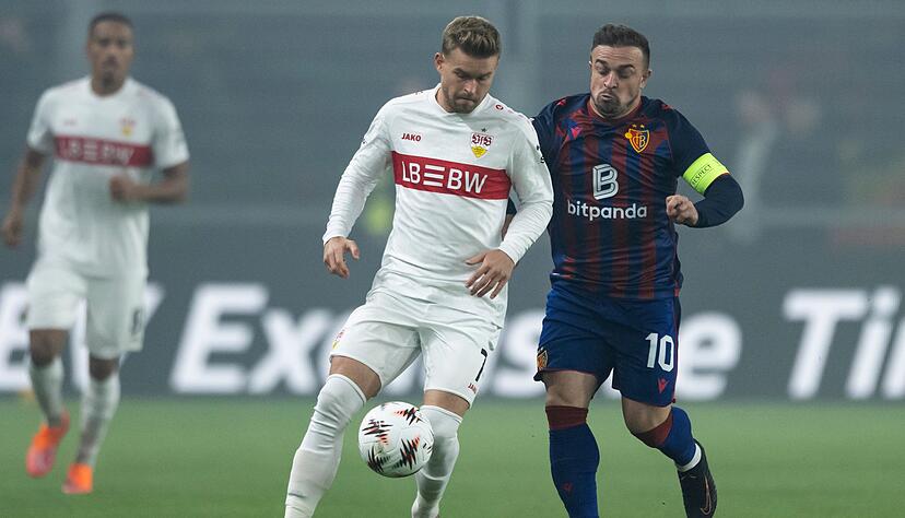 Basels Stratege Xherdan Shaqiri (r.) im Duell mit Stuttgarts Maximilian Mittelst&auml;dt.