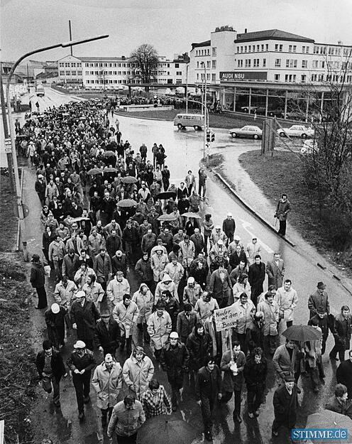 Der Kampf um den Erhalt des Werkes führt die Belegschaft am 18. April vor die Werkstore in die Öffentlichkeit.