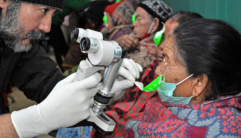 Der nepalesische Augenarzt Dr. Kishore Pradhan ist Partner des Hilfsvereins Help. Hier untersucht er eine Patientin nach der Operation. Der nepalesische Augenarzt Dr. Kishore Pradhan ist Partner des Hilfsvereins Help. Hier untersucht er eine Patientin nach der Operation.