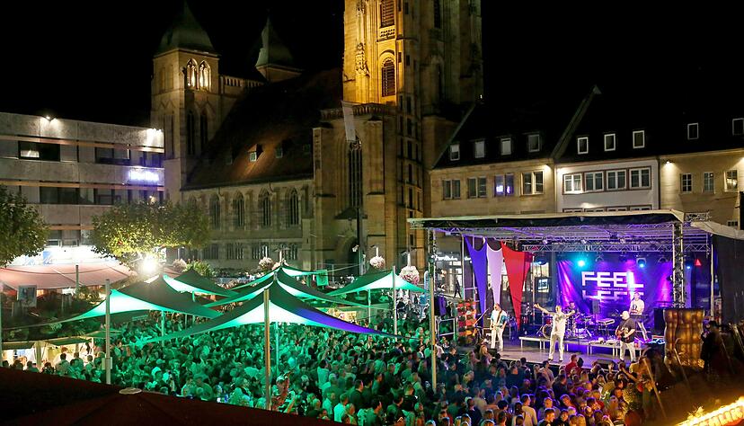Szenen wie diese im Jahr 2019 soll es beim Weindorf 2022 nicht geben. Die Bühne wird fehlen, aus Kostengründen, aber auch wegen Corona.
Foto: Archiv/Seidel Szenen wie diese im Jahr 2019 soll es beim Weindorf 2022 nicht geben. Die Bühne wird fehlen, aus Kostengründen, aber auch wegen Corona.
Foto: Archiv/Seidel