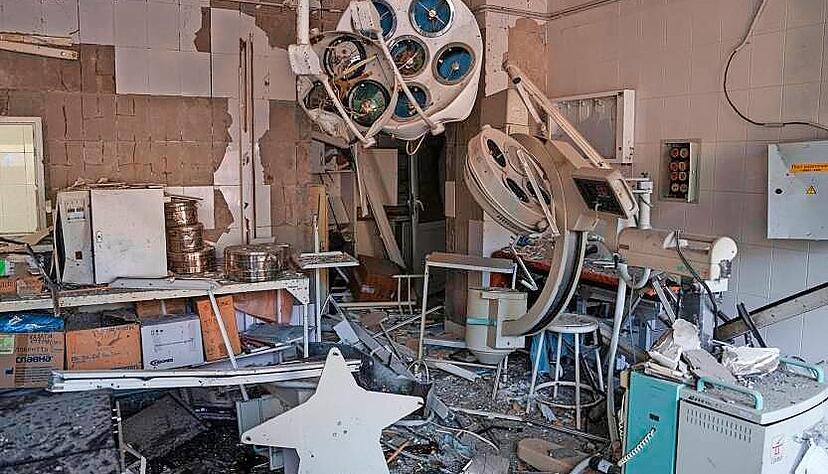 Ukrainische Krankenhäuser sind immer wieder Ziel russischer Angriffe, hier ein Blick in das Okhmatdyt-Kinderkrankenhaus in Kiew, das im Juli 2024 von einer russische Raketen getroffen wurde. Mehrere Menschen starben. Ukrainische Krankenhäuser sind immer wieder Ziel russischer Angriffe, hier ein Blick in das Okhmatdyt-Kinderkrankenhaus in Kiew, das im Juli 2024 von einer russische Raketen getroffen wurde. Mehrere Menschen starben.