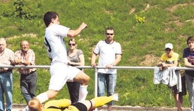 Klare Sache: Benjamin Bähr, Torwart der SG HD-Kirchheim, bringt Muharrem Kara vom VfB Eppingen unsanft zu Fall. Es gibt Strafstoß.Fotos: Alexander Bertok