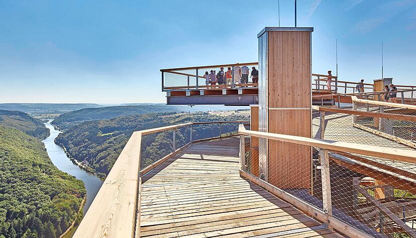 Der 42 Meter hohe Aussichtsturm bietet einen atemberaubenden Blick ins Tal der Saarschleife. Fotos: TZS Der 42 Meter hohe Aussichtsturm bietet einen atemberaubenden Blick ins Tal der Saarschleife. Fotos: TZS