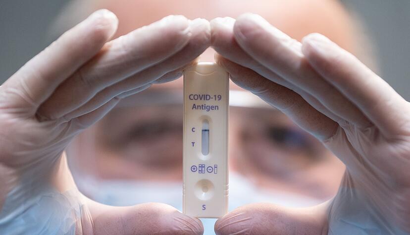 Negativer Corona-Schnelltest. Wer glaubt, bisher verschont geblieben zu sein, könnte die Infektion doch schon hinter sich haben. Oder von bestimmten vorübergehenden Effekten, noch unbekannten genetischen Faktoren und Zufällen profitiert haben.