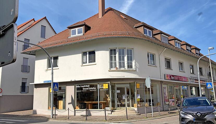 Das Gebäude an der Babstadter Straße 2 hat die Stadt vor rund fünf Jahren gekauft. Jetzt sollen die oberen Stockwerke saniert werden.
Foto: Elfi Hofmann Das Gebäude an der Babstadter Straße 2 hat die Stadt vor rund fünf Jahren gekauft. Jetzt sollen die oberen Stockwerke saniert werden.
Foto: Elfi Hofmann