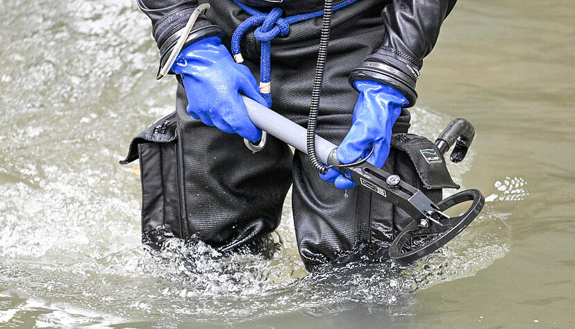 Einsatzkräfte der Wasserschutzpolizei suchen am Samstag im Rahmen von Ermittlungen der Sonderkommission „Kurz“ nach Gegenständen in dem Fluss Fils.