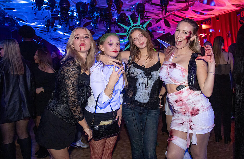 Einige Gäste der Halloween-Party in der Heilbronner Harmonie haben sich in gruselige Outfits geworfen.