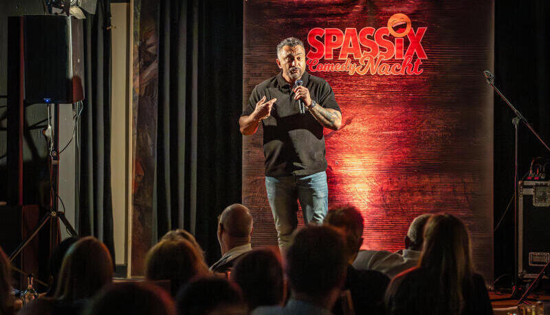 Bei der Spassix Comedy Nacht &uuml;berzeugt &Ouml;zg&uuml;r Cebe im Neckarsulmer Brauhaus mit mutigen Pointen und kreativer Gesangseinlage.
Foto: Lina Bihr