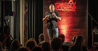 Bei der Spassix Comedy Nacht &uuml;berzeugt &Ouml;zg&uuml;r Cebe im Neckarsulmer Brauhaus mit mutigen Pointen und kreativer Gesangseinlage.
Foto: Lina Bihr