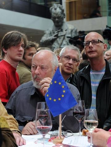 Verhalten nehmen SPD Anh&auml;nger am Sonntag im Willy-Brandt-Haus in Berlin die ersten Prognosen f&uuml;r die Europawahl auf.