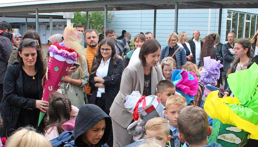 Mit ihren Familien feiern Erstkl&auml;ssler ihre Einschulung.
Foto: Archiv/Barth
