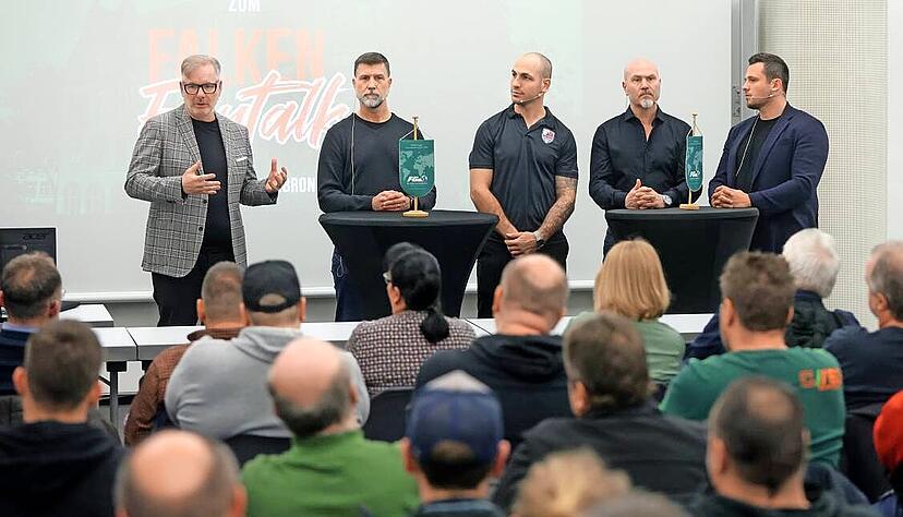 Franz Böllinger (von links), Martin Jiranek, Freddy Cabana, Frank Petrozza und Marco Merz standen den Falken-Fans Rede und Antwort.
Foto: Ralf Seidel