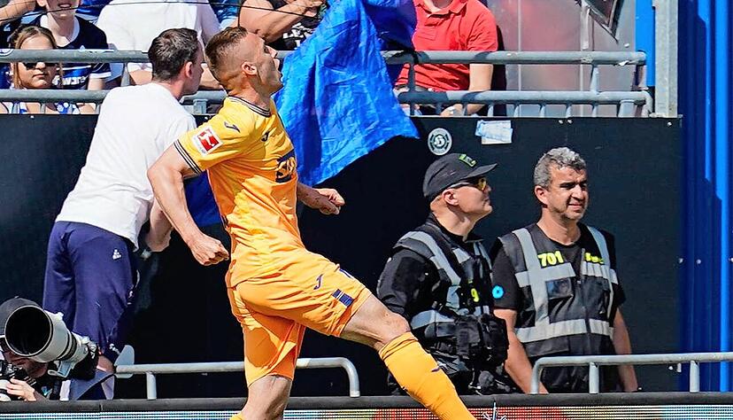 Jubelsprung von Pavel Kaderabek. Sein Tor zum zwischenzeitlichen 3:0 für die TSG Hoffenheim beim Bundesliga-Schlusslicht SV Darmstadt 98 war das spektakulärste. Kaderabek traf aus spitzem Winkel ins lange Eck.
Foto: dpa Jubelsprung von Pavel Kaderabek. Sein Tor zum zwischenzeitlichen 3:0 für die TSG Hoffenheim beim Bundesliga-Schlusslicht SV Darmstadt 98 war das spektakulärste. Kaderabek traf aus spitzem Winkel ins lange Eck.
Foto: dpa