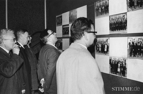 September 1968: Mitglieder des Vereins Ehemalige Heilbronner Obergymnasiasten (EHO) sehen Bilder von Gymnasiasten des THG an der Ahnengalerie an.
