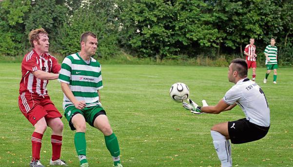 Waldbachs Torhüter Eduard Blank schnappt sich hier beim 1:0 gegen Schwabbach den Ball und Paul Bergmann sichert vor Declan Hackett ab.Foto: Marc Schmerbeck