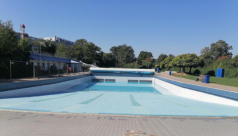 Kaum hat das Rappsodie-Freibad für dieses Jahr geschlossen, fangen die Bauarbeiten am Wellenbecken an.
Foto: Elfi Hofmann Kaum hat das Rappsodie-Freibad für dieses Jahr geschlossen, fangen die Bauarbeiten am Wellenbecken an.
Foto: Elfi Hofmann