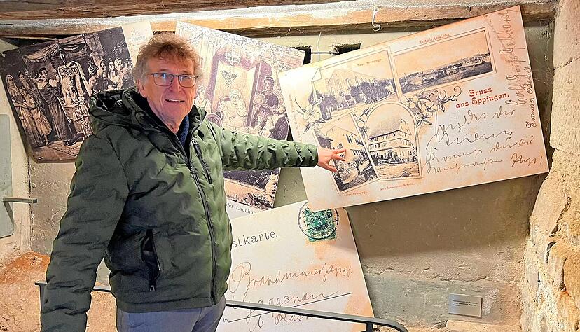 Reinhard Ihle erklärt in der Eppinger Mikwe deren Herkunft. Hier steht er vor einer Postkarte, die die Neue Synagoge zeigt, wie sie vor ihrer Zerstörung 1938 durch die Nazis ausgesehen hat. Sie ist ein einmaliges Zeugnis der Geschichte.
Fotos: Ulrike Plapp-Schirmer Reinhard Ihle erklärt in der Eppinger Mikwe deren Herkunft. Hier steht er vor einer Postkarte, die die Neue Synagoge zeigt, wie sie vor ihrer Zerstörung 1938 durch die Nazis ausgesehen hat. Sie ist ein einmaliges Zeugnis der Geschichte.
Fotos: Ulrike Plapp-Schirmer