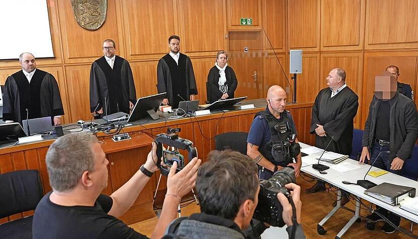 Das Heilbronner Landgericht verhandelt gegen einen 53 Jahre alten Mann aus Seckach. Er soll in Bad Friedrichshall unter anderem zwei Arbeitskollegen erschossen haben. Das Heilbronner Landgericht verhandelt gegen einen 53 Jahre alten Mann aus Seckach. Er soll in Bad Friedrichshall unter anderem zwei Arbeitskollegen erschossen haben.