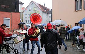 Der Schirm war dieses Jahr zwar unverzichtbar beim "Frühling im Städtle". Die Guggenmusiker sorgten aber für gute Stimmung unter den Besuchern. Der Schirm war dieses Jahr zwar unverzichtbar beim "Frühling im Städtle". Die Guggenmusiker sorgten aber für gute Stimmung unter den Besuchern.