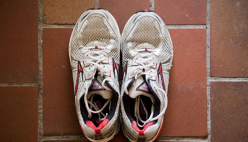 Laufschuhe ziehen Intersport zufolge immer h&auml;ufiger in den Alltag ein. (Symbolbild)