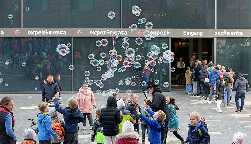 Den ganzen Samstag strömten die Besucher zum Tag der offenen Tür in die Experimenta. Seifenblasenkünstler verkürzten die Wartezeit.