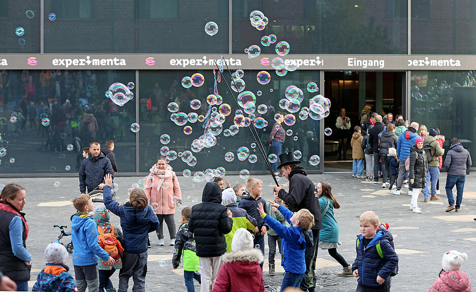 Den ganzen Samstag strömten die Besucher zum Tag der offenen Tür in die Experimenta. Seifenblasenkünstler verkürzten die Wartezeit.