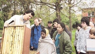 „Wenn's die Möglichkeit gäbe, würde ich nach Indien reisen.“
          Schülerin Nadine Wagner, 12 „Wenn's die Möglichkeit gäbe, würde ich nach Indien reisen.“
          Schülerin Nadine Wagner, 12