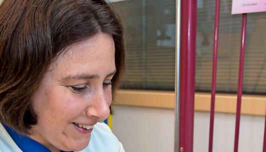 Alles in Ordnung: Diane Specht verabschiedet sich von ihrer kleinen Patientin Anna, denn die darf jetzt nach Hause.
Foto:Mario Berger Alles in Ordnung: Diane Specht verabschiedet sich von ihrer kleinen Patientin Anna, denn die darf jetzt nach Hause.
Foto:Mario Berger