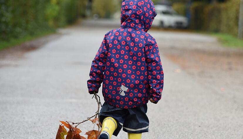Gut ausger&uuml;stet machen Spazierg&auml;nge im Herbstwetter Spa&szlig;. (Archivbild)