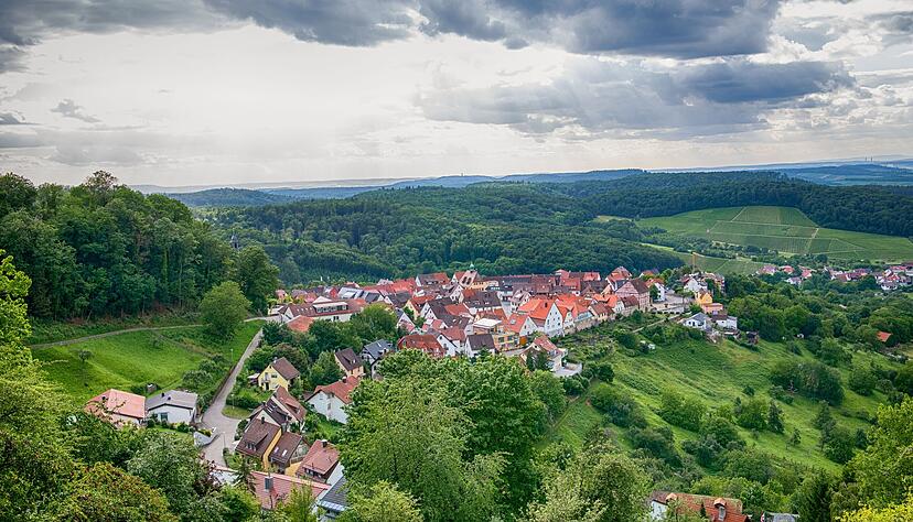 Die Stadt Löwenstein besticht durch ihre Lage. Derzeit macht sie jedoch Schlagzeilen, weil immer noch kein Haushaltsplan für das laufende Jahr vorliegt. Das Landratsamt macht jetzt Druck. Die Stadt Löwenstein besticht durch ihre Lage. Derzeit macht sie jedoch Schlagzeilen, weil immer noch kein Haushaltsplan für das laufende Jahr vorliegt. Das Landratsamt macht jetzt Druck.