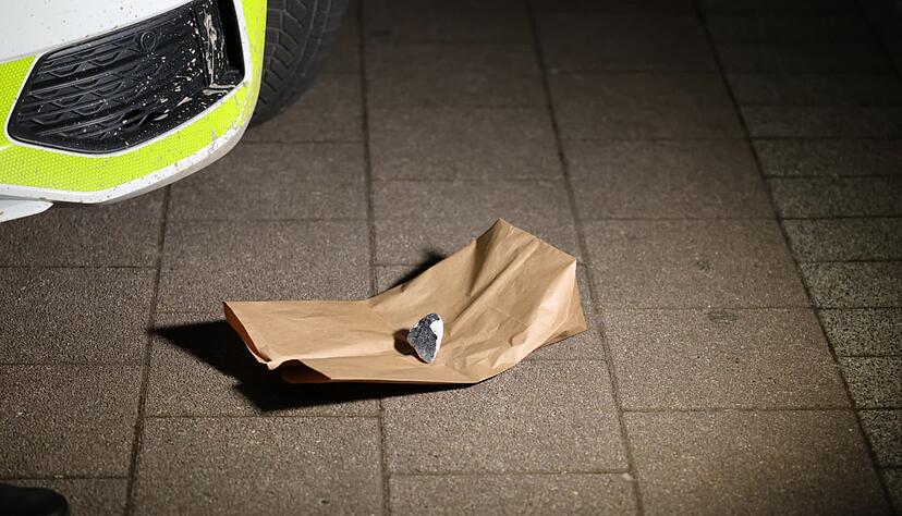 Der Meteorit in Koblenz wurde zum Gr&ouml;&szlig;envergleich vor ein Auto gelegt.