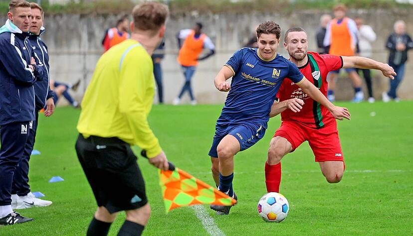 Mit 2:1 gewann Neckarsulm das Hinspiel in Obergriesheim: SUN-Spieler Evangelos Gialamatzis (Zweiter von rechts) setzt sich hier gegen Marius W&ouml;rner durch.