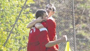 Ebel-Jubel: Patrick und Dominik Ebel (rechts) feiern das 3:0 des FC Weiler.