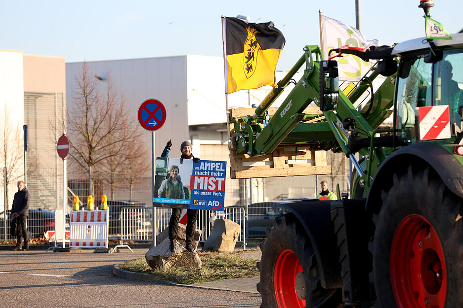 Bauernprotest: Landwirte versammeln sich am Sinsheimer Stadion