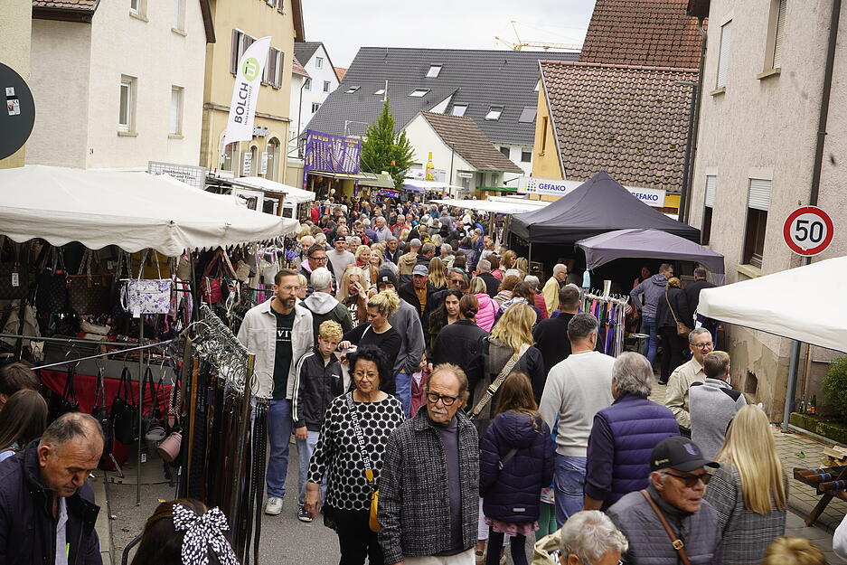 In den Ortskern von Langenbrettach lockt der Brettacher Markt am Wochenende einige Besucher.