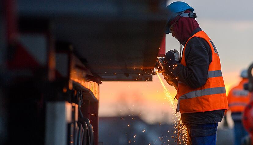 Arbeitsunf&auml;lle passieren schnell: Durch gezielte Pr&auml;vention und die Anpassung von Arbeitsabl&auml;ufen lassen sich Risiken effektiv minimieren und Unf&auml;lle vermeiden.
