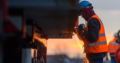 Arbeitsunf&auml;lle passieren schnell: Durch gezielte Pr&auml;vention und die Anpassung von Arbeitsabl&auml;ufen lassen sich Risiken effektiv minimieren und Unf&auml;lle vermeiden.