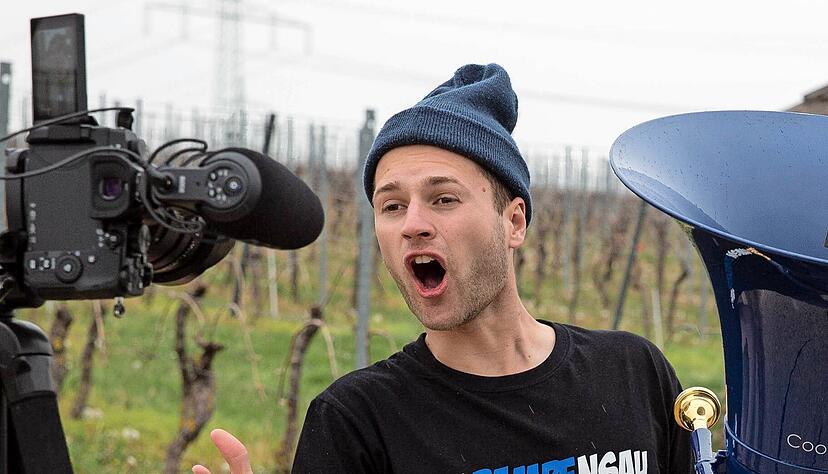 Seine Videoclips dreht Micha von der Rampe alias Micha Kible alleine. Dabei schl&uuml;pft er unter anderem in die Rolle des "Dorfd&auml;ppen". Als Kulisse dienen ihm immer wieder die Rebh&auml;nge.
Foto: Wolfgang M&uuml;ller