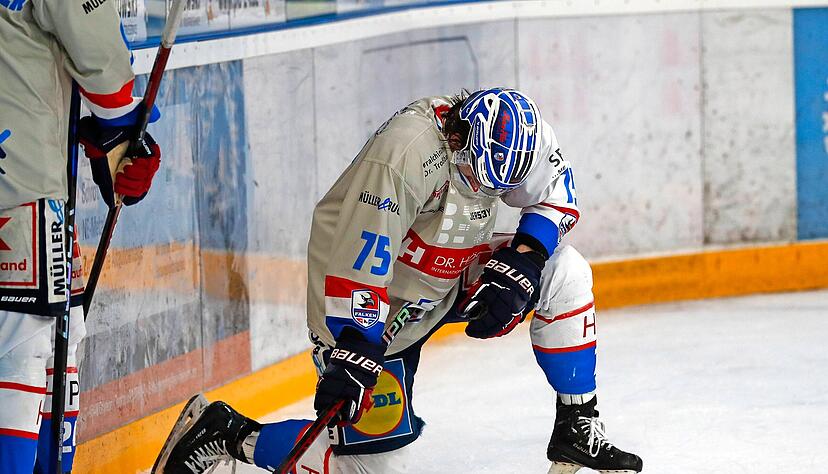 Das Heilbronner Eishockey (im Bild Luke Volkmann) ist nach dem Falken-Abstieg auf den Knien. Wie kommt es wieder auf die Beine? Das Heilbronner Eishockey (im Bild Luke Volkmann) ist nach dem Falken-Abstieg auf den Knien. Wie kommt es wieder auf die Beine?