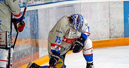 Das Heilbronner Eishockey (im Bild Luke Volkmann) ist nach dem Falken-Abstieg auf den Knien. Wie kommt es wieder auf die Beine?

Foto: Peter Kolb
