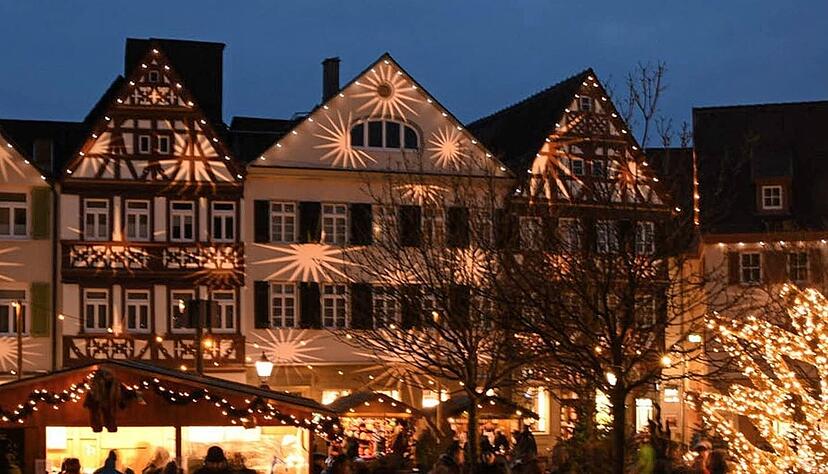 "Winter, Wunder, Weihnachtsglanz": Der Weihnachtsmarkt in Öhringen findet an drei Wochenenden statt.