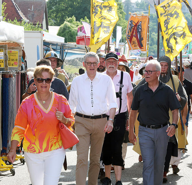 Eröffnet wurde der Talmarkt mit einem Umzug. Eröffnet wurde der Talmarkt mit einem Umzug.