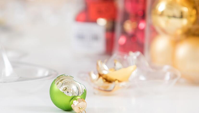 Geht eine Christbaumkugel zu Bruch, gehören die Scherben nicht ins Altglas, sondern in den Restmüll.