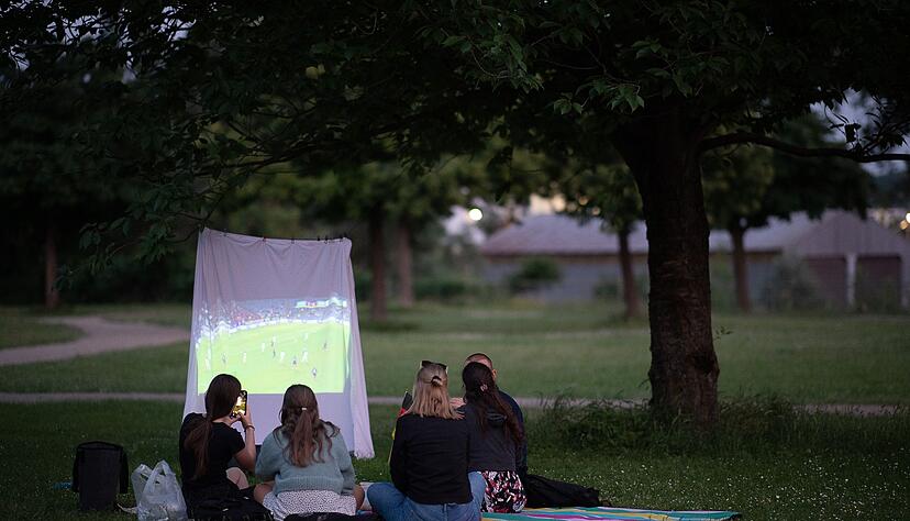 Interessantes Setting mit Leinwand im Park: Solche privaten Fußballabende sind aus rechtlicher Sicht problemlos möglich. Interessantes Setting mit Leinwand im Park: Solche privaten Fußballabende sind aus rechtlicher Sicht problemlos möglich.
