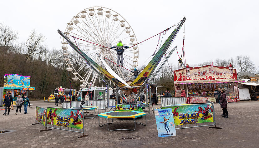 Der Pferdemarkt-Funpark bietet zehn Attraktionen. Dazu zählen neben dem Spider-Jumper auch das weithin sichtbare Riesenrad. Der Pferdemarkt-Funpark bietet zehn Attraktionen. Dazu zählen neben dem Spider-Jumper auch das weithin sichtbare Riesenrad.