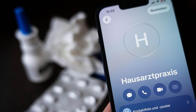 Der Hausarzt schreibt einen krank: Bei Arbeitsunf&auml;higkeit zahlt der Arbeitgeber dann das volle Gehalt f&uuml;r einen Zeitraum von bis zu sechs Wochen weiter.