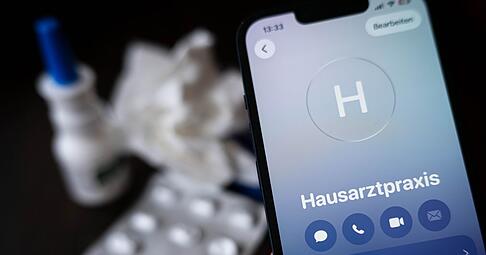 Der Hausarzt schreibt einen krank: Bei Arbeitsunf&auml;higkeit zahlt der Arbeitgeber dann das volle Gehalt f&uuml;r einen Zeitraum von bis zu sechs Wochen weiter.