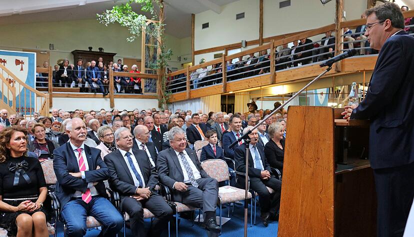 Christian von Stetten begrüßt 2018 zum Tag der Deutschen Einheit viele Besucher. Ehrengast war der zwischenzeitlich verstorbene Sigmund Jähn.
Foto: Archiv/Zimmermann Christian von Stetten begrüßt 2018 zum Tag der Deutschen Einheit viele Besucher. Ehrengast war der zwischenzeitlich verstorbene Sigmund Jähn.
Foto: Archiv/Zimmermann