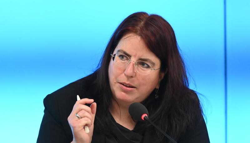 Monika Stein, die Landesvorsitzende der GEW, spricht bei einer Pressekonferenz.